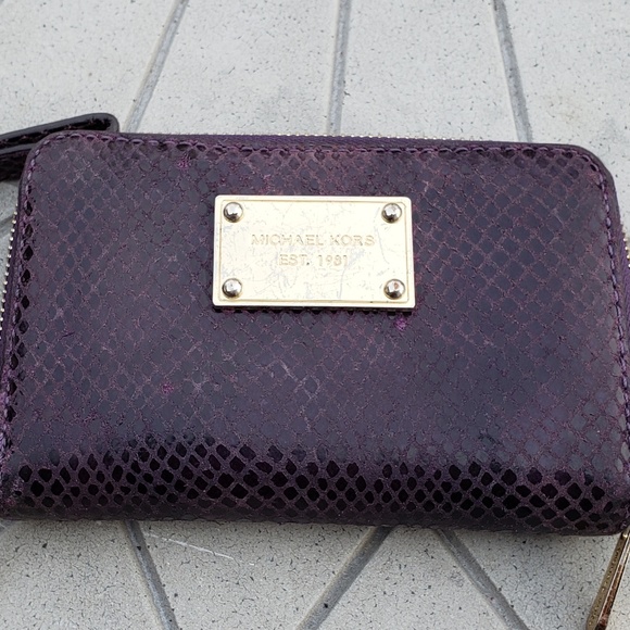 **SOLD** Michael Kors Python Leather Wristlet - Picture 8 of 8